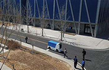 Unmanned express delivery vehicle put into service at Xiongan citizen service center
