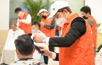Volunteer barbers provide haircut service for medical workers in Chengdu