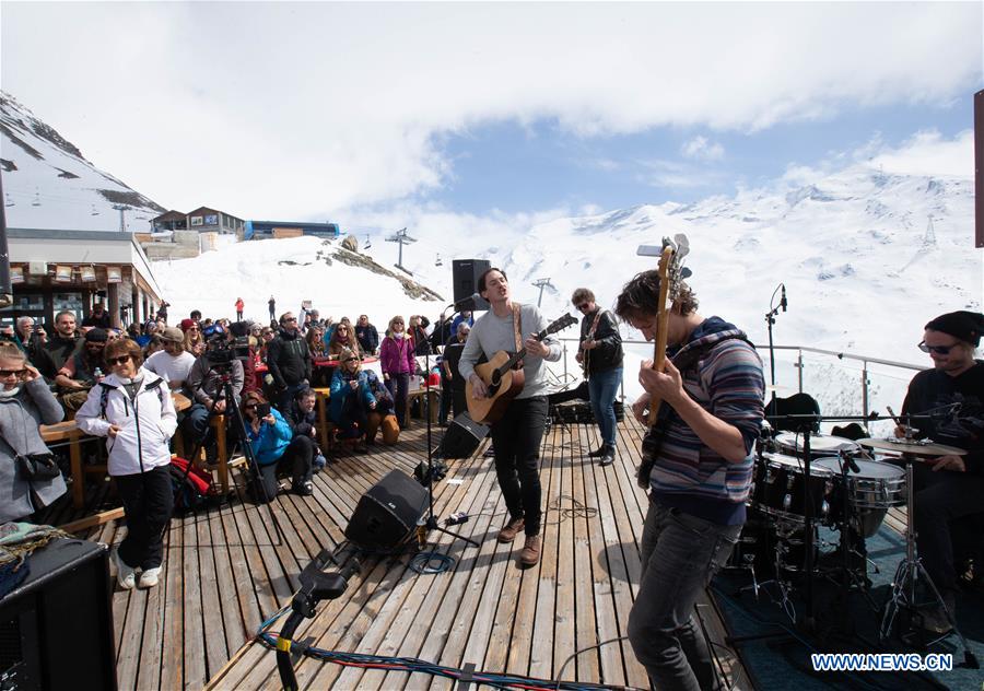 Featured image of post Blue Lounge Zermatt / Das gascheminée für das bergrestaurant wurde im tal in einem stück aus gerostetem stahl gefertigt.