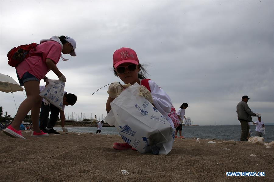 GREECE-ATHENS-BEACH-VOLUNTEERS-CLEANING UP