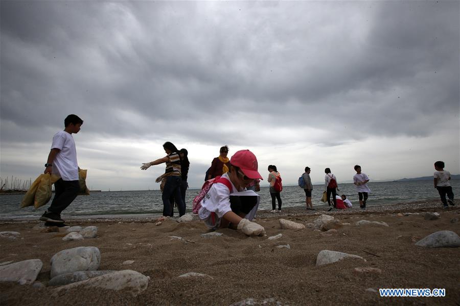 GREECE-ATHENS-BEACH-VOLUNTEERS-CLEANING UP