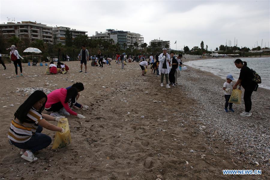 GREECE-ATHENS-BEACH-VOLUNTEERS-CLEANING UP