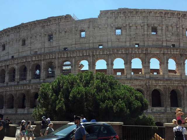 3 men arrested for robbing tourist at Colosseum 8 others cited