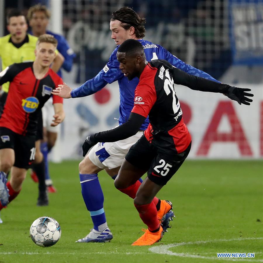 (SP)GERMANY-GELSENKIRCHEN-SOCCER-GERMAN CUP-SCHALKE 04 VS HERTHA BSC