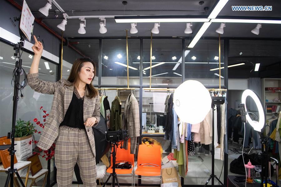 CHINA-HUNAN-ZHUZHOU-NOVEL CORONAVIRUS-ONLINE SALES-GARMENT (CN)