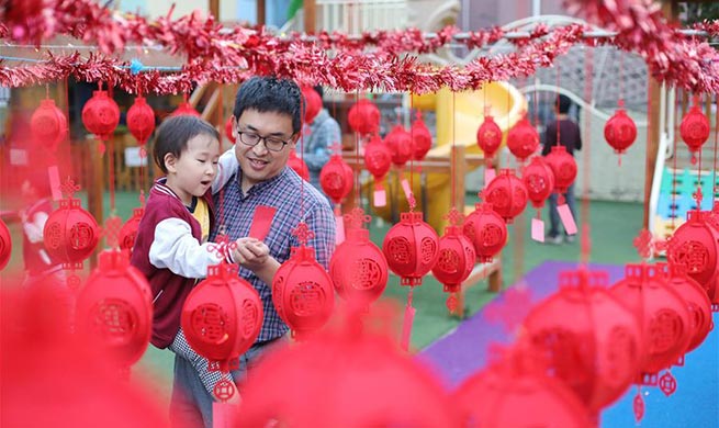 People guess lantern riddles to welcome upcoming Mid-Autumn Festival in Hebei