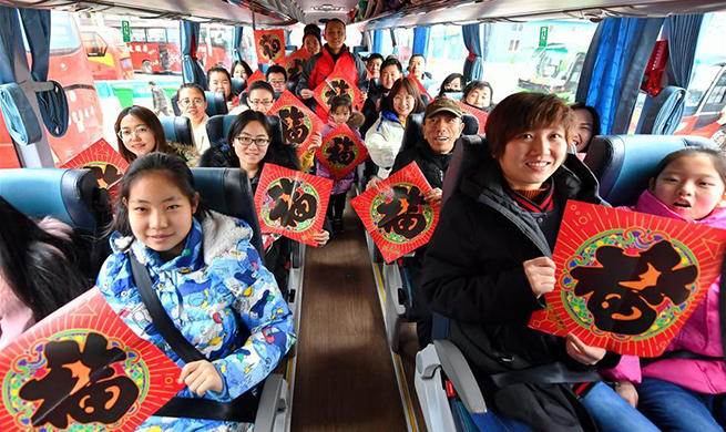 People from Shanxi Province working in Taiyuan receive free coach service back to hometowns