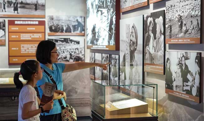 Exhibition marking Tibet's 60 years of democratic reform held in Beijing