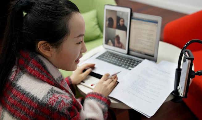Students in Shanghai attend trial online class