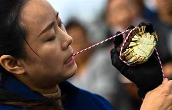 Crab binding contest held in east China's Jiangsu