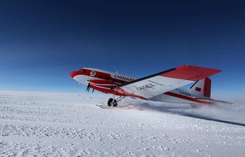 China's fixed-wing aircraft for polar flight lands at Kunlun Station