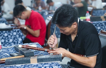 Craftspeople participate in bamboo flute making contest in Hangzhou