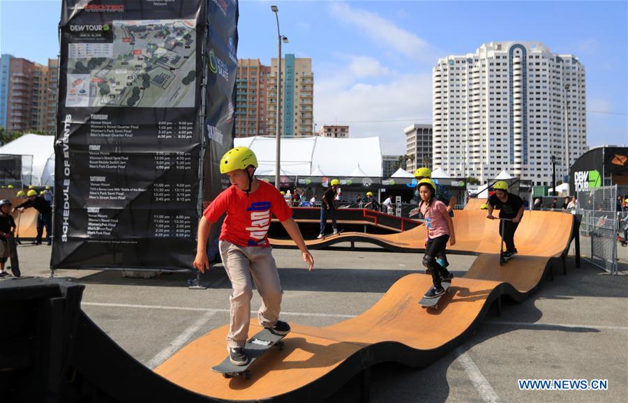 (SP)U.S.-LOS ANGELES-DEW TOUR-SKATEBOARDERS