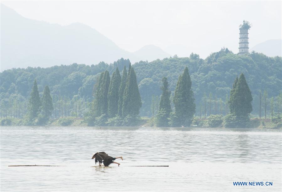CHINA-ZHEJIANG-HANGZHOU-BAMBOO-CROSSING RIVER (CN)