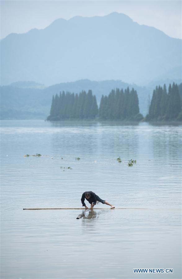 CHINA-ZHEJIANG-HANGZHOU-BAMBOO-CROSSING RIVER (CN)
