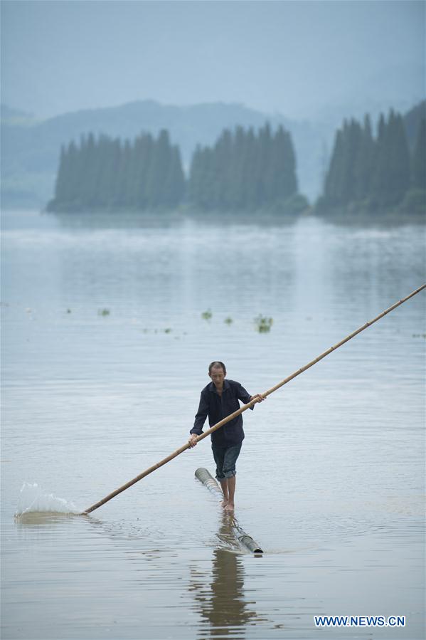 CHINA-ZHEJIANG-HANGZHOU-BAMBOO-CROSSING RIVER (CN)