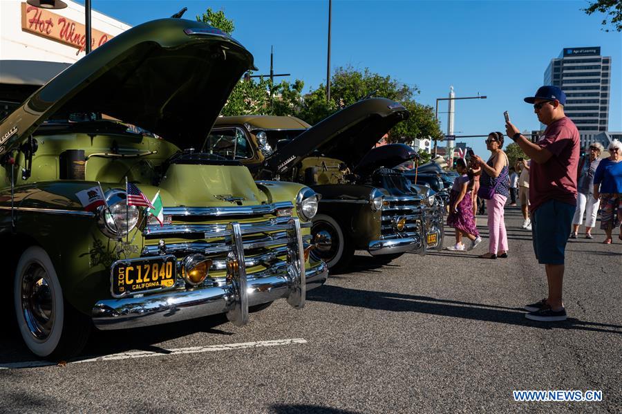 U.S.-GLENDALE-CRUISE NIGHT-CLASSIC CARS