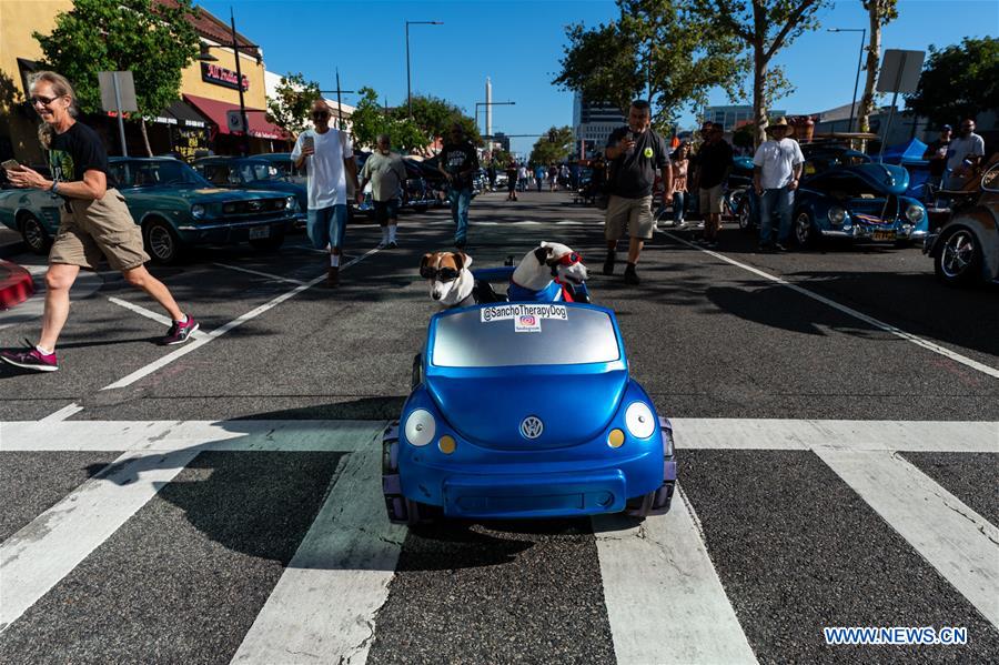 U.S.-GLENDALE-CRUISE NIGHT-CLASSIC CARS