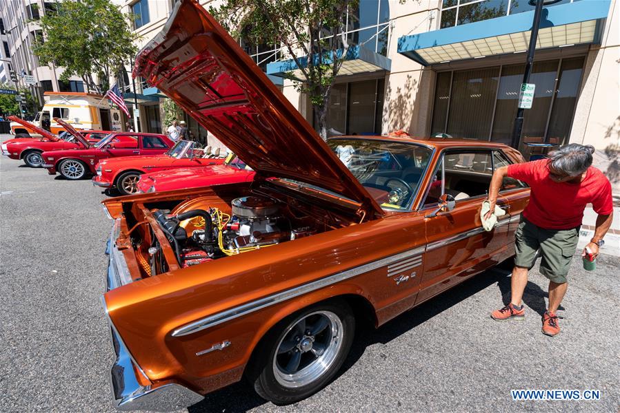 U.S.-GLENDALE-CRUISE NIGHT-CLASSIC CARS