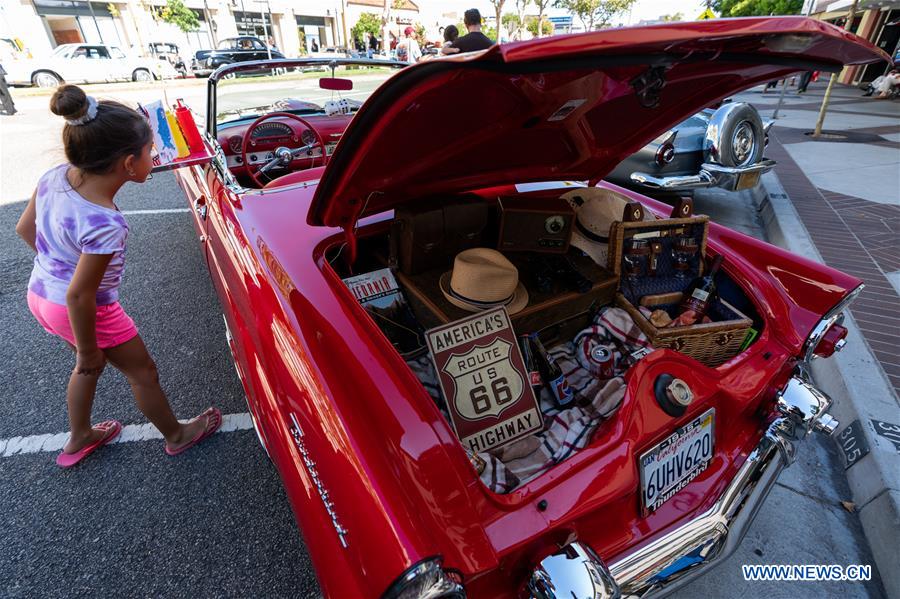 U.S.-GLENDALE-CRUISE NIGHT-CLASSIC CARS