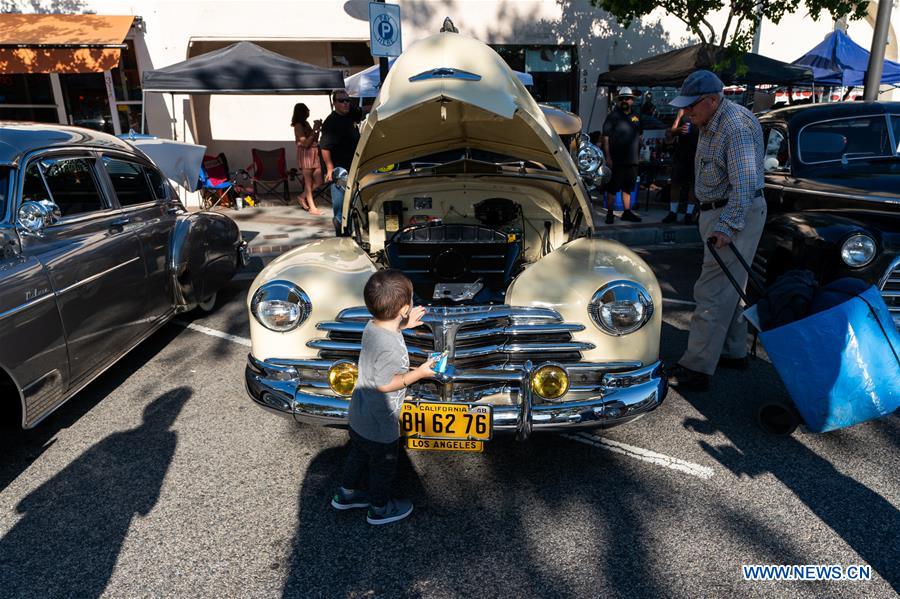 U.S.-GLENDALE-CRUISE NIGHT-CLASSIC CARS