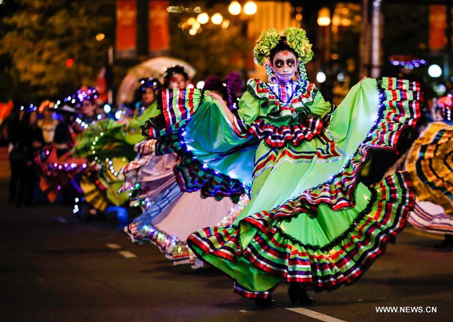 U.S.-CHICAGO-HALLOWEEN PARADE-ART IN THE DARK