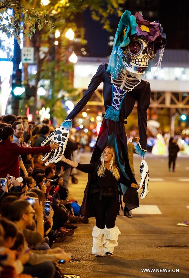 U.S.-CHICAGO-HALLOWEEN PARADE-ART IN THE DARK
