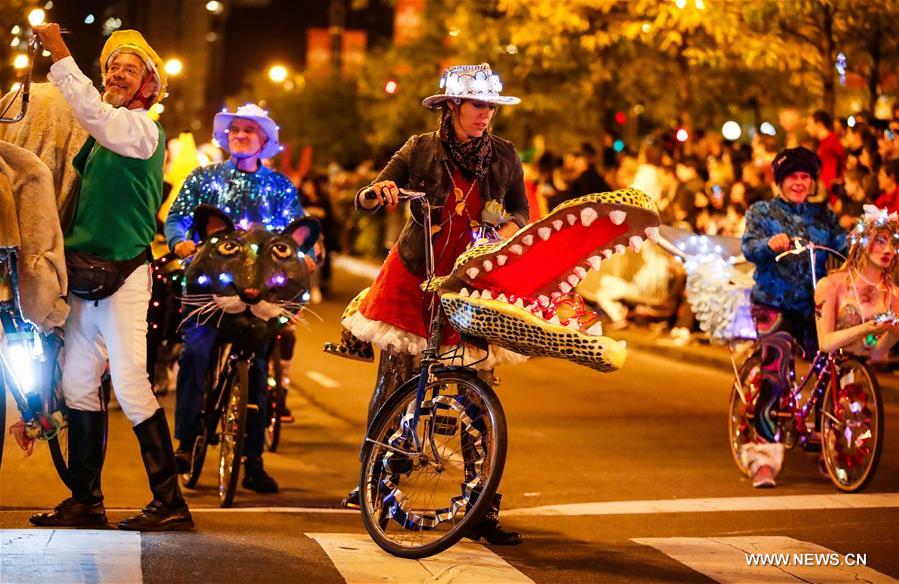U.S.-CHICAGO-HALLOWEEN PARADE-ART IN THE DARK
