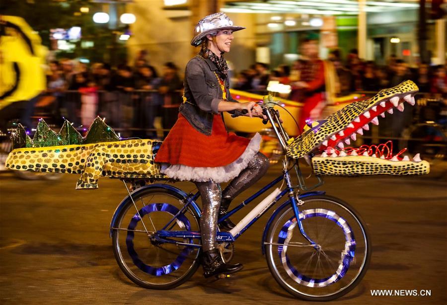 U.S.-CHICAGO-HALLOWEEN PARADE-ART IN THE DARK