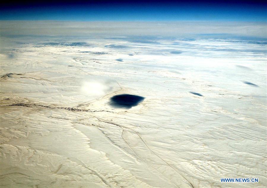 U.S.-ABOARD AIRPLANE-SCENERY