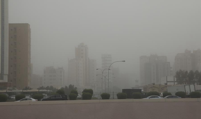 Heavy sand storm engulfs Kuwait
