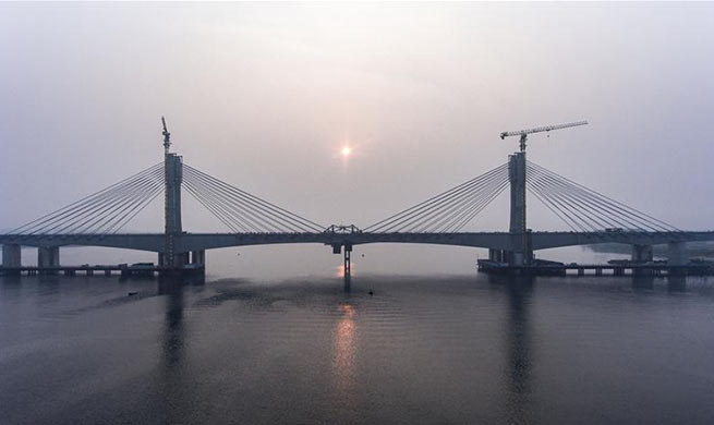 Closure of Hanjiang Bridge main section finished in China's Hubei