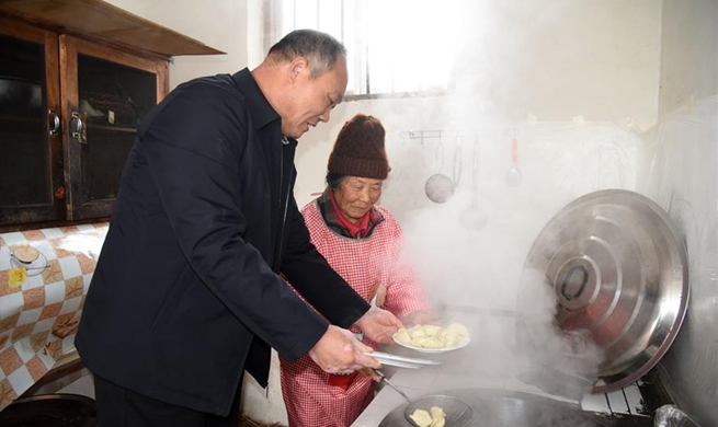 Local official helps aged villager cook meal for Spring Festival in E China