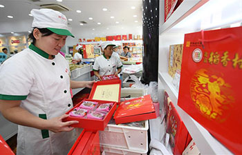 People buy mooncakes for Mid-Autumn Festival in Beijing