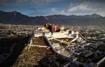 Golden roofs of Potala Palace shine in glory after renovation