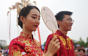 Chinese couples attend group wedding ceremony in north China