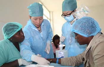 Chinese doctors provide free medical services in Africa