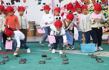 Crab festival for children held in Hongqiao Town of E China's Zhejiang