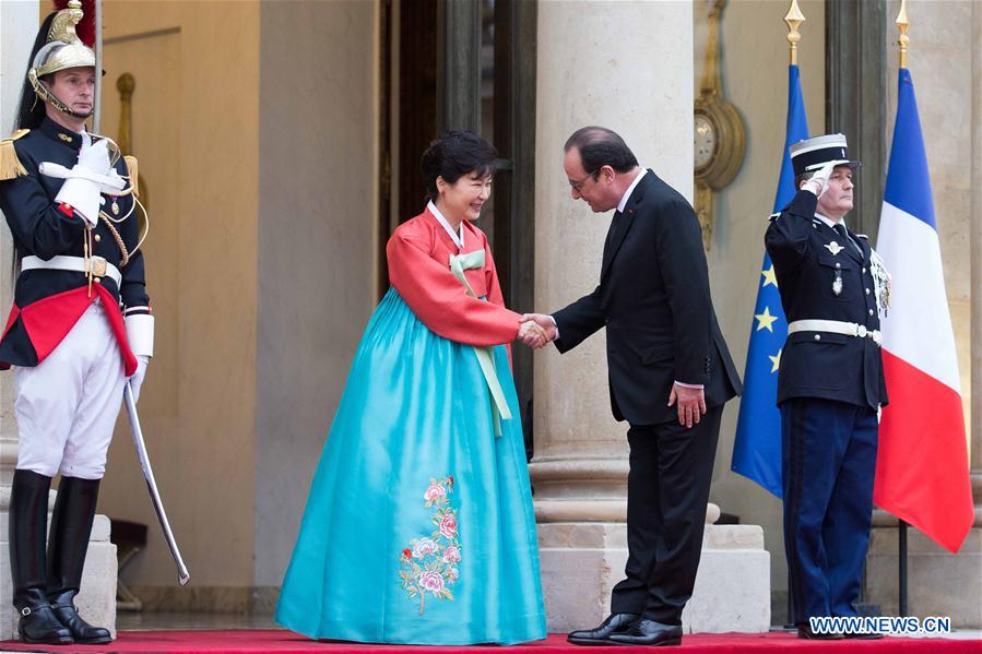 French President Francois Hollande(L) welcomes South Korean President Park Geun hye prior to an official dinner at elysee palace in Paris, France on June 3, 2016.