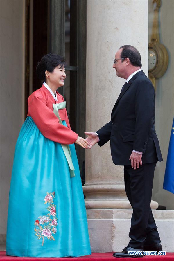 French President Francois Hollande(L) welcomes South Korean President Park Geun hye prior to an official dinner at elysee palace in Paris, France on June 3, 2016.