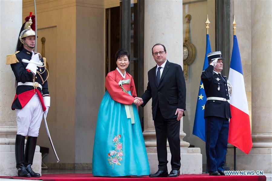 French President Francois Hollande(L) welcomes South Korean President Park Geun hye prior to an official dinner at elysee palace in Paris, France on June 3, 2016.