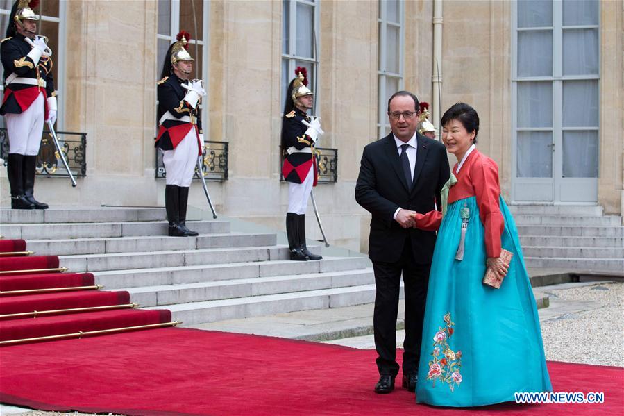 French President Francois Hollande(L) welcomes South Korean President Park Geun hye prior to an official dinner at elysee palace in Paris, France on June 3, 2016. French President Francois Hollande(L) welcomes South Korean President Park Geun hye prior to an official dinner at elysee palace in Paris, France on June 3, 2016.