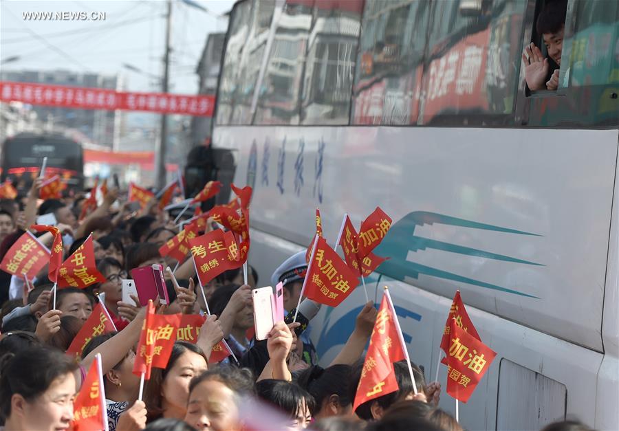 CHINA-ANHUI-COLLEGE ENTRANCE EXAM-SEEING OFF (CN)