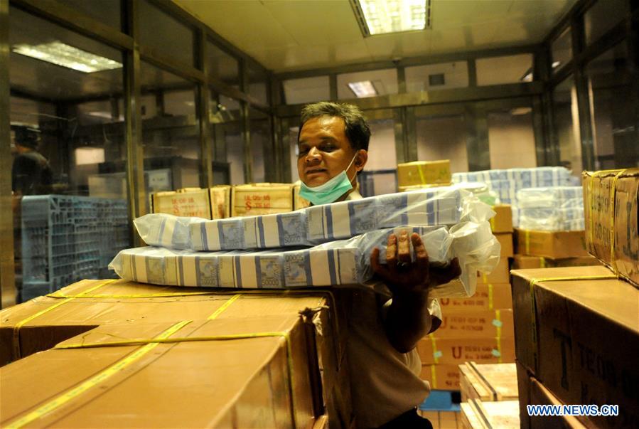 A staff member of Indonesia's central bank checks some Indonesian currency rupiah cash before distributing them from Indonesia's central bank to branches in Jakarta, Indonesia, June 6, 2016. A staff member of Indonesia's central bank checks some Indonesian currency rupiah cash before distributing them from Indonesia's central bank to branches in Jakarta, Indonesia, June 6, 2016.