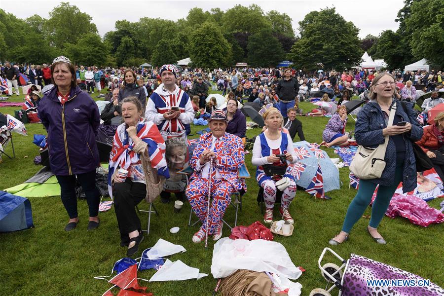 People celebrate Queen Elizabeth II's official 90th birthday at Trafalgar Square in London, June 12, 2016. People celebrate Queen Elizabeth II's official 90th birthday at Trafalgar Square in London, June 12, 2016.
