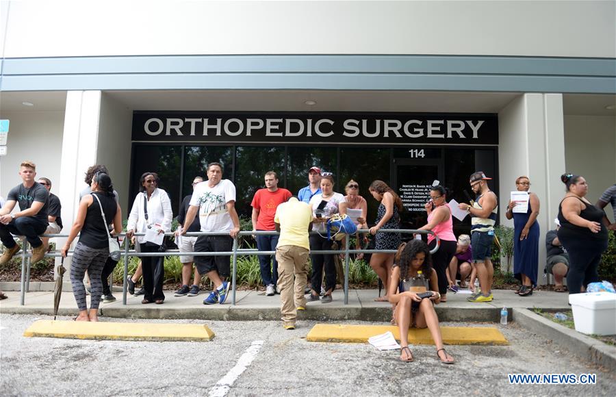 People line up to donate blood for the shooing victims in Orlando, the United States, June 12, 2016.