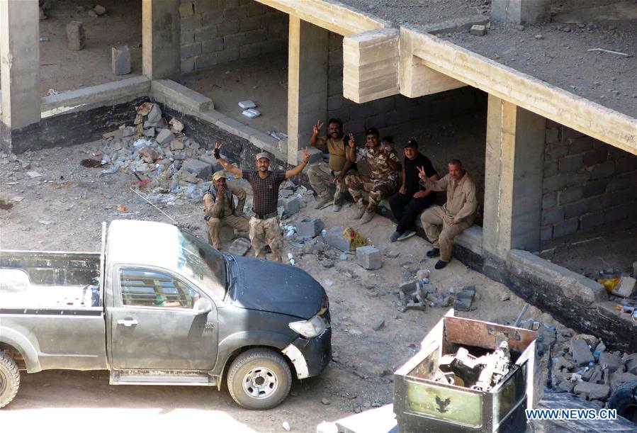 A group of Iraqi army are seen in southern Shuhada district, south Fallujah city in Iraq's western Anbar province, in battles against Islamic State (IS), on June 13, 2016. A group of Iraqi army are seen in southern Shuhada district, south Fallujah city in Iraq's western Anbar province, in battles against Islamic State (IS), on June 13, 2016.