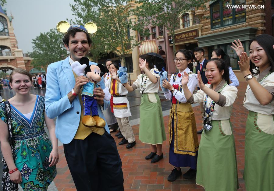 (CORRECTION)CHINA-SHANGHAI-DISNEY RESORT-OPEN (CN)