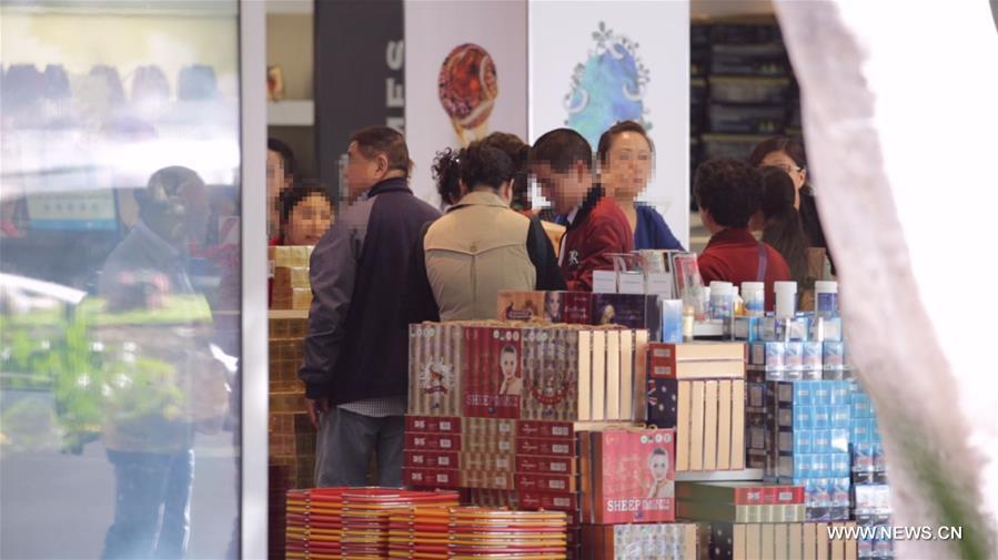 Kickbacks to Australian tour guides are still continuing despite a raft of measures by local authorities to counter the practice, causing Chinese tourists to pay up to three times more than the average cost of some goods