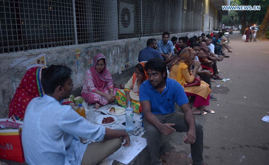 Muslims wait for their evening meal during the holy month of Ramadan at the Dhaka University Central Mosque in Dhaka, Bangladesh, June 17, 2016. Muslims wait for their evening meal during the holy month of Ramadan at the Dhaka University Central Mosque in Dhaka, Bangladesh, June 17, 2016.